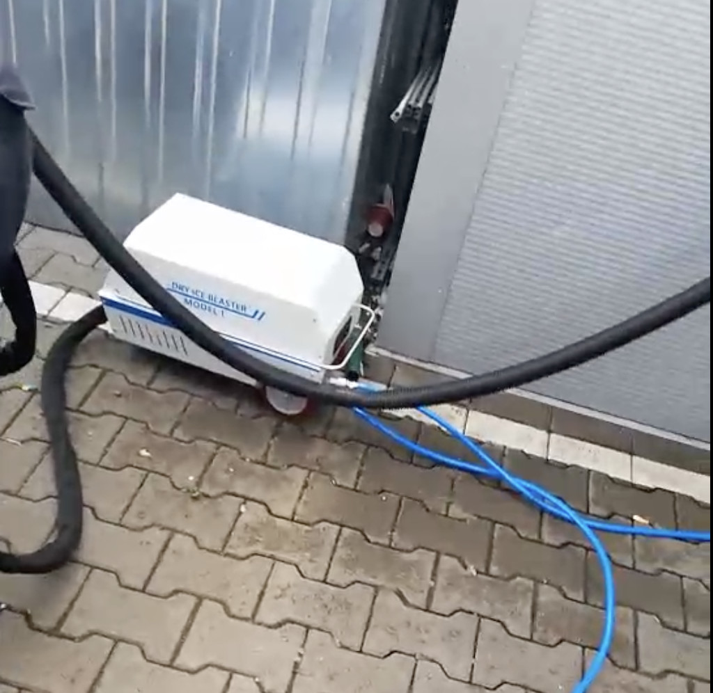 LIANGUI Pure Pneumatic Dry Ice Blaster for Car Front Cabin Cleaning